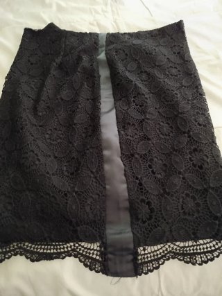 Falda Negra de Encaje.