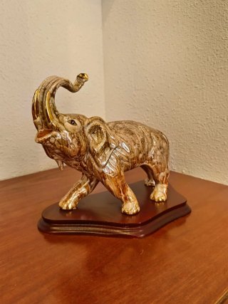 Figura de elefante de cerámica dorada