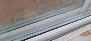 Ventana Climalit Corredera Blanca con persiana.