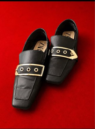 Zapatos planos Zara con hebilla dorada