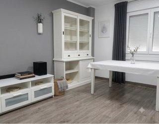 Mesa comedor, estantería y mueble TV