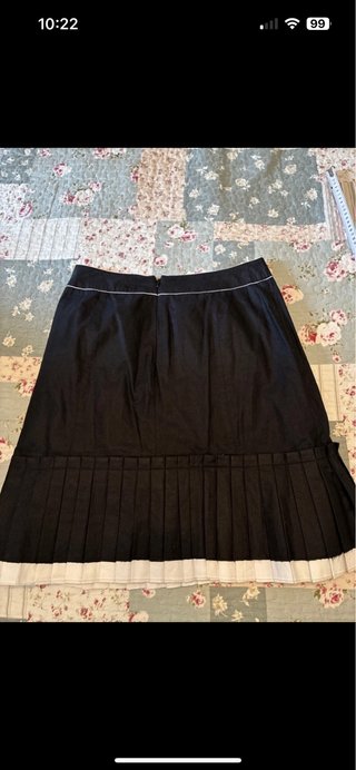 Falda negra talla 40 con detalles blancos