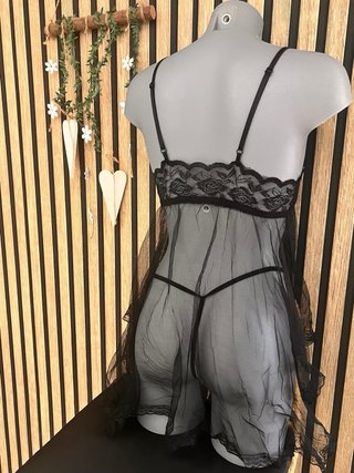 Conjunto de lenceria negro con transparencias