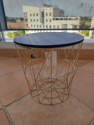 Banco con almacenaje metálico y madera