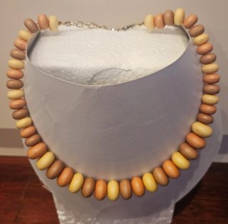 Collana con perle di legno