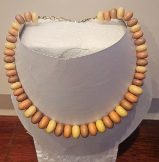 Collana con perle di legno