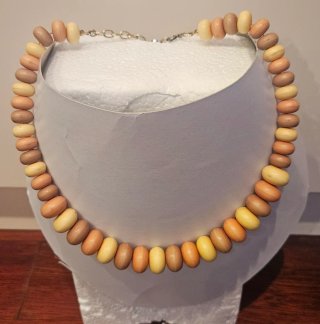 Collana con perle di legno