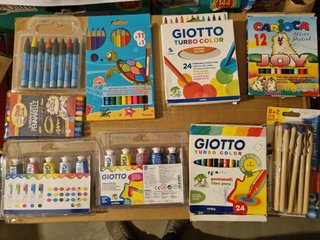 Cancelleria assortita: penne, matite, colori