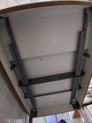Mesa de cocina blanca y gris