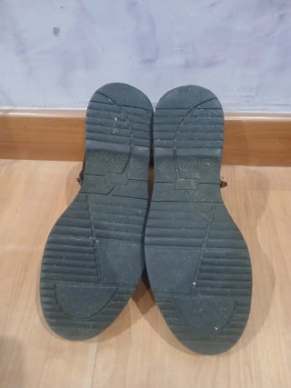 Zapatos negros y granates