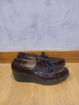 Zapatos negros y granates