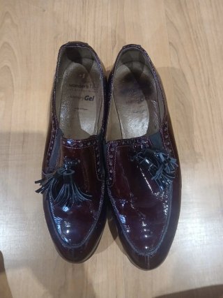 Zapatos negros y granates