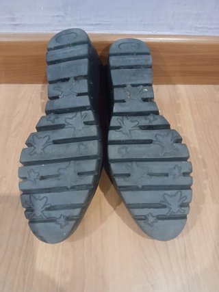 Zapatos negros y granates