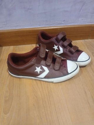 Zapatos negros y granates
