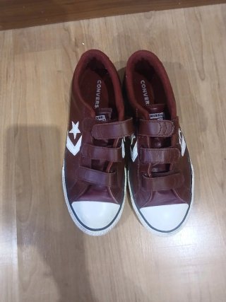 Zapatos negros y granates