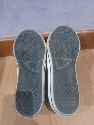 Zapatos negros y granates