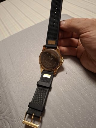 Reloj Guess Dorado y Negro con Cristales