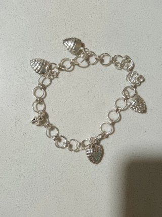 Pulsera plateada con dijes