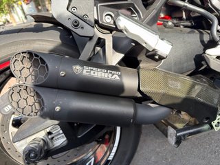 Escape Cobra BMW S1000XR con el protector de carbo