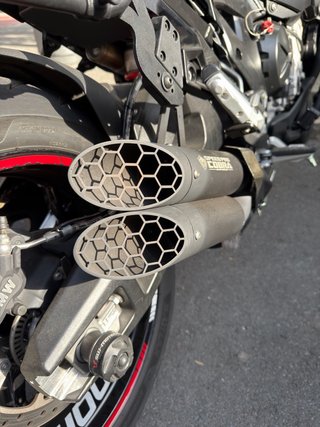 Escape Cobra BMW S1000XR con el protector de carbo