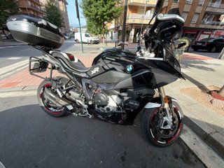 Escape Cobra BMW S1000XR con el protector de carbo