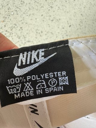 Visera Nike Beige con Logo Negro