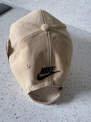 Visera Nike Beige con Logo Negro
