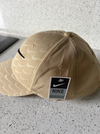 Visera Nike Beige con Logo Negro