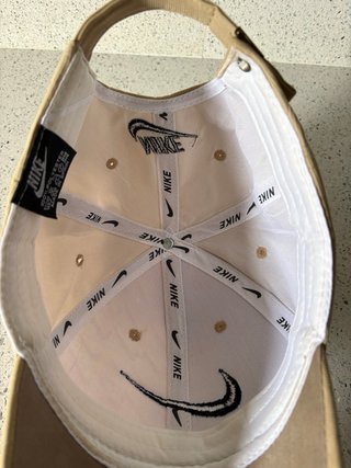 Visera Nike Beige con Logo Negro