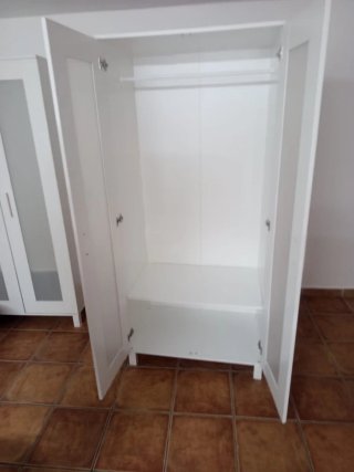 Armario blanco con colgador y balda