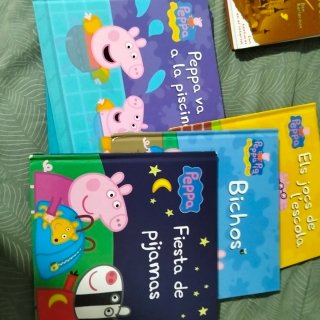 4 libros de Pepa pig, uno en catalán