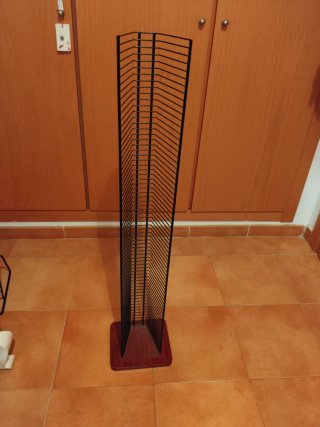 Porta CDs de metal y madera