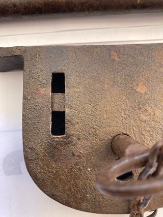 Candado antiguo de hierro con llave funcionando