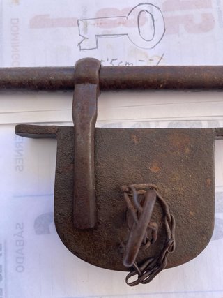 Candado antiguo de hierro con llave funcionando