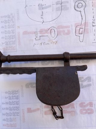 Candado antiguo de hierro con llave funcionando