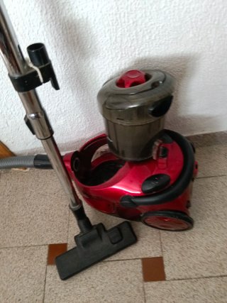 Aspiradora roja sin bolsa