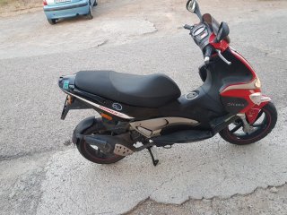 Moto Scooter Negra y Roja