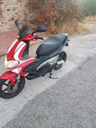 Moto Scooter Negra y Roja