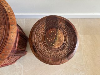Set di due tavolini ausiliari indiani intagliati
