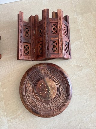Set di due tavolini ausiliari indiani intagliati