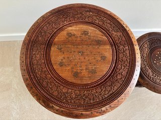 Set di due tavolini ausiliari indiani intagliati