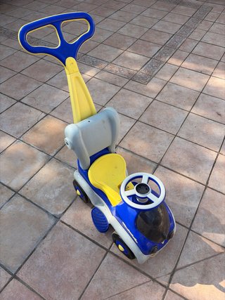 Coche correpasillos infantil azul y amarillo