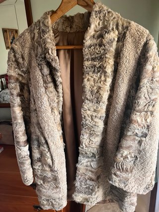 Chaquetón de astracán beige y marrón