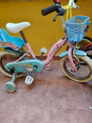 Bici aprendizaje niña rosa con ruedines.