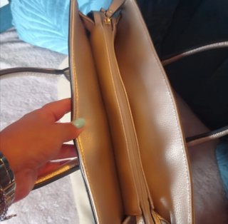 Elegante bolso dorado y verde oliva