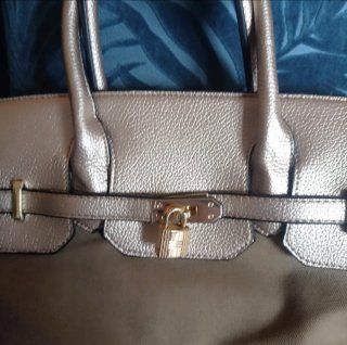 Elegante bolso dorado y verde oliva