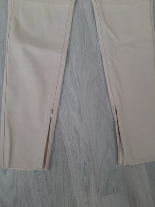 Pantalón Zara efecto piel beige Talla S