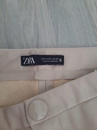Pantalón Zara efecto piel beige Talla S