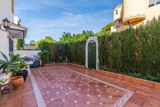 Casa pareada en venta en Costabella en Marbella