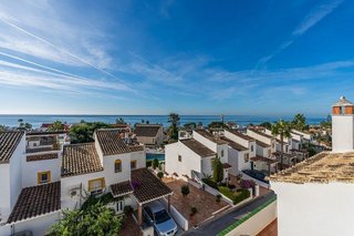 Casa pareada en venta en Costabella en Marbella
